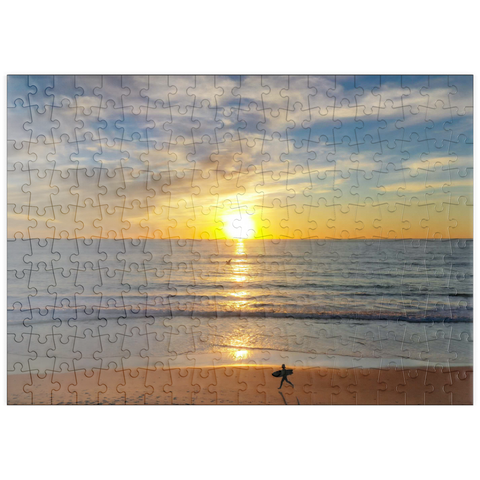 Darstellung des Puzzle Motivs Surfer bei Sonnenuntergang an einem Strand in Kalifornien puzzleplate Surfer at Sunset on California Beach 200 Puzzle
