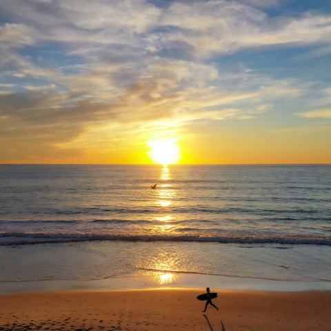 Darstellung des Puzzle Motivs Surfer bei Sonnenuntergang an einem Strand in Kalifornien Surfer at Sunset on California Beach 200 Puzzle 3D Modell