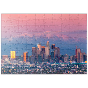 Darstellung des Puzzle Motivs Skyline von Los Angeles bei Sonnenuntergang mit schneebedeckten Bergen - Puzzleteile: 100