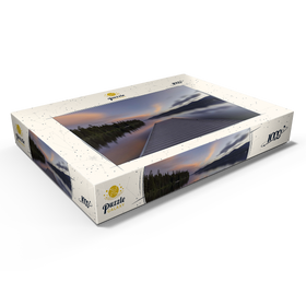 Alternative Darstellung des Puzzle-Motivs Montana Lake Dock in der Abenddämmerung – Ruhige Waldspiegelungen – Puzzleteile: 1000