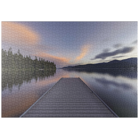 Darstellung des Puzzle Motivs Montana Lake Dock in der Abenddämmerung – Ruhige Waldspiegelungen puzzleplate Montana Lake Dock at Dusk – Serene Forest Reflections 1000 Puzzle