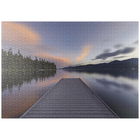 Darstellung des Puzzle Motivs Montana Lake Dock in der Abenddämmerung – Ruhige Waldspiegelungen - Puzzleteile: 1000