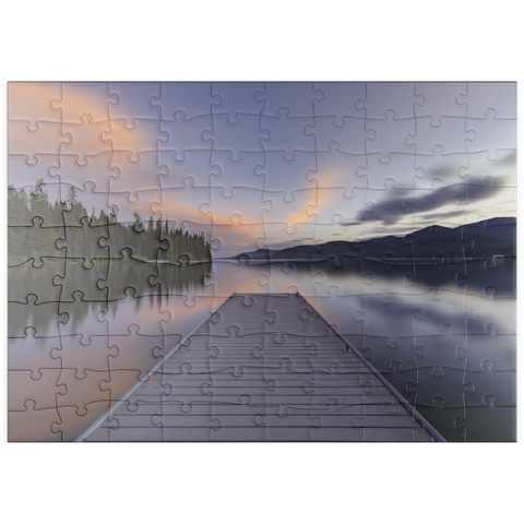 Darstellung des Puzzle Motivs Montana Lake Dock in der Abenddämmerung – Ruhige Waldspiegelungen puzzleplate Montana Lake Dock at Dusk – Serene Forest Reflections 100 Puzzle