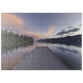 Darstellung des Puzzle Motivs Montana Lake Dock in der Abenddämmerung – Ruhige Waldspiegelungen - Puzzleteile: 100