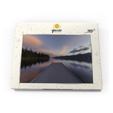Darstellung des Puzzle Motivs Montana Lake Dock in der Abenddämmerung – Ruhige Waldspiegelungen Montana Lake Dock at Dusk – Serene Forest Reflections 200 Puzzle Schachtel Ansicht3