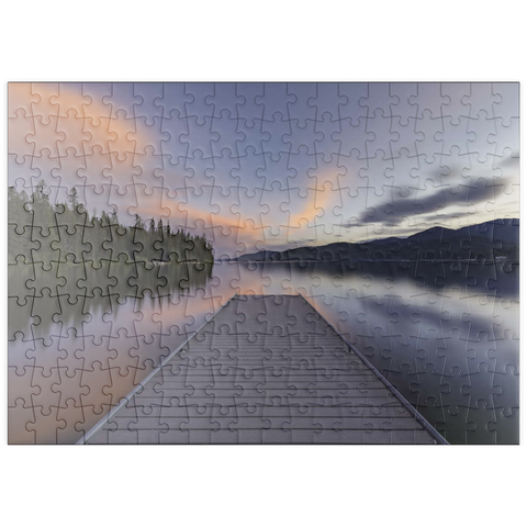 Darstellung des Puzzle Motivs Montana Lake Dock in der Abenddämmerung – Ruhige Waldspiegelungen puzzleplate Montana Lake Dock at Dusk – Serene Forest Reflections 200 Puzzle