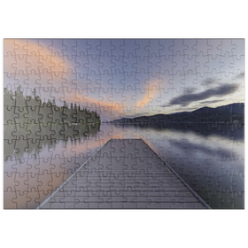 Darstellung des Puzzle Motivs Montana Lake Dock in der Abenddämmerung – Ruhige Waldspiegelungen - Puzzleteile: 200