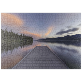 Darstellung des Puzzle Motivs Montana Lake Dock in der Abenddämmerung – Ruhige Waldspiegelungen - Puzzleteile: 500