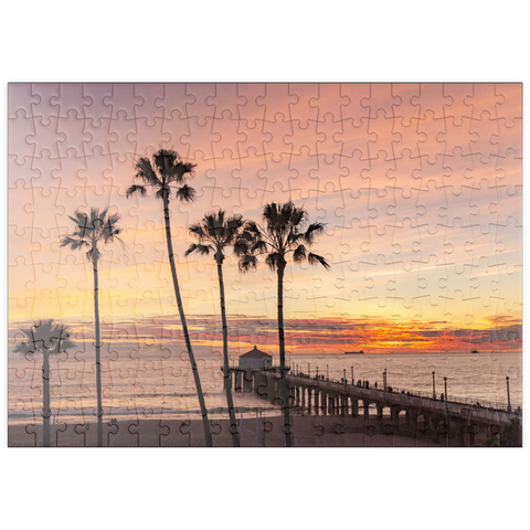 Darstellung des Puzzle Motivs Manhattan Beach Pier – Sonnenuntergang mit Palmen-Silhouetten puzzleplate Manhattan Beach Pier – Sunset with Silhouetted Palms 200 Puzzle