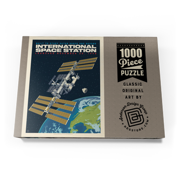 Darstellung des Puzzle Motivs NASA: 1998 International Space Station 1000 Puzzle Schachtel Ansicht3
