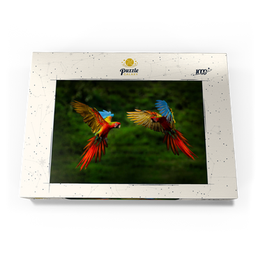 Papageien im Wald, Papagei fliegt in dunkelgrüner Vegetation 1000 Puzzle Schachtel Ansicht3