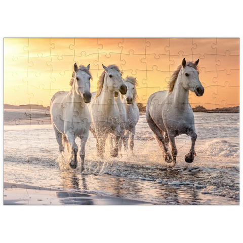 puzzleplate Weiße Camargue Pferde galoppieren am Strand, Frankreich 100 Puzzle