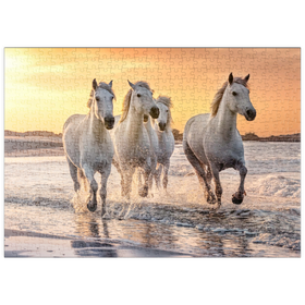 Darstellung des Puzzle-Motivs Weiße Camargue Pferde galoppieren am Strand, Frankreich – Puzzleteile: 500