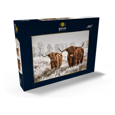 Behaarte schottische Hochlandrinder in einer Winterlandschaft 1000 Puzzle Schachtel Ansicht2