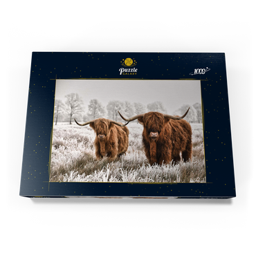 Behaarte schottische Hochlandrinder in einer Winterlandschaft 1000 Puzzle Schachtel Ansicht3
