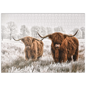 Darstellung des Puzzle Motivs Behaarte schottische Hochlandrinder in einer Winterlandschaft - Puzzleteile: 500