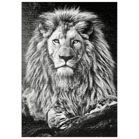 puzzleplate Schwarz-Weiß-Bild eines Majestätischen Löwen 200 Puzzle