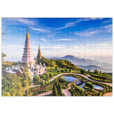 puzzleplate Landschaft mit zwei Pagoden auf dem Gipfel des Inthanon-Bergs, Chiang Mai, Thailand 200 Puzzle