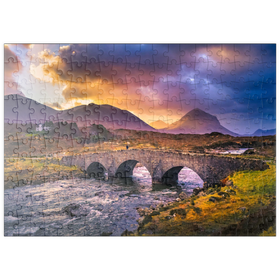 Darstellung des Puzzle Motivs Old Vintage Backsteinbrücke über den Fluss in Sligachan, Isle of Skye, Schottland - Puzzleteile: 200