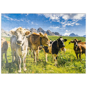 Darstellung des Puzzle-Motivs Kühe vor einer Idyllischen Alpen-Landschaft – Puzzleteile: 100