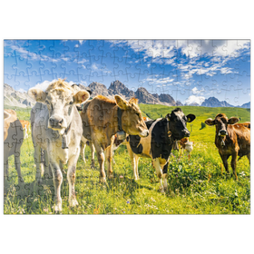 Darstellung des Puzzle Motivs Kühe vor einer Idyllischen Alpen-Landschaft - Puzzleteile: 200