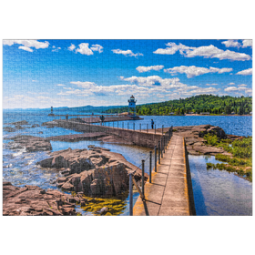 Darstellung des Puzzle-Motivs Grand Marais Light vor der Kulisse der Sawtooth Mountains am Lake Superior – Puzzleteile: 1000
