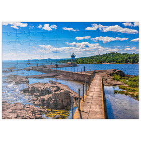 Darstellung des Puzzle Motivs Grand Marais Light vor der Kulisse der Sawtooth Mountains am Lake Superior - Puzzleteile: 100