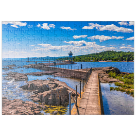 Darstellung des Puzzle Motivs Grand Marais Light vor der Kulisse der Sawtooth Mountains am Lake Superior - Puzzleteile: 200