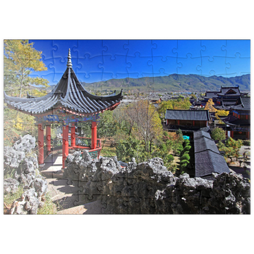 puzzleplate Aussichtspavillon über der Residenz der Naxi Herrscher Mu in der Altstadt Dayan in Lijiang, Provinz Yunnan, China 100 Puzzle