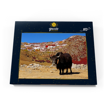Yak mit Blick zum Ganden Kloster am Berg Drog Riboche bei Tagtse Dzong, Tibet, China 100 Puzzle Schachtel Ansicht3