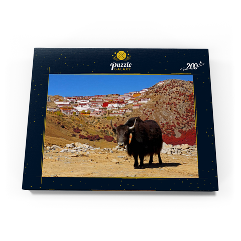 Yak mit Blick zum Ganden Kloster am Berg Drog Riboche bei Tagtse Dzong, Tibet, China 200 Puzzle Schachtel Ansicht3