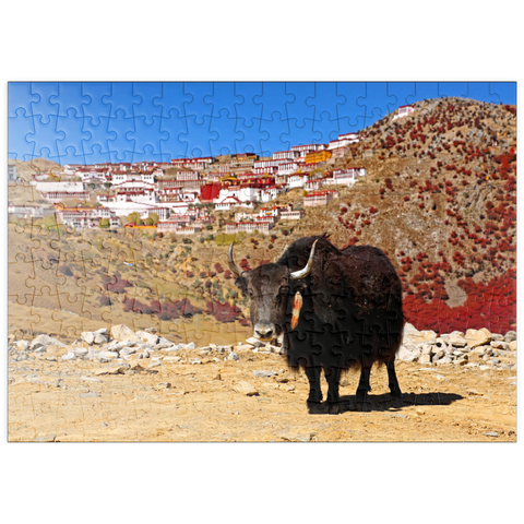 puzzleplate Yak mit Blick zum Ganden Kloster am Berg Drog Riboche bei Tagtse Dzong, Tibet, China 200 Puzzle