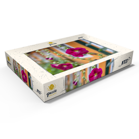 Alternative Darstellung des Puzzle-Motivs Stockrosen an einem Haus in der Altstadt – Puzzleteile: 1000