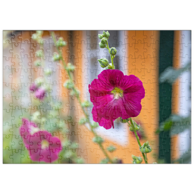 Darstellung des Puzzle Motivs Stockrosen an einem Haus in der Altstadt - Puzzleteile: 200