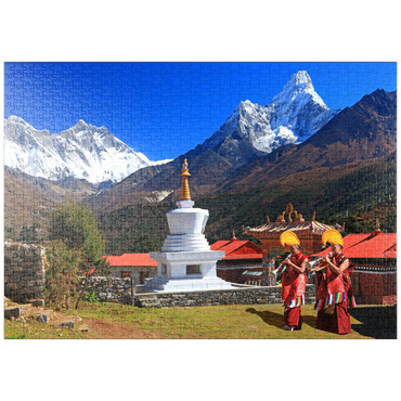 puzzleplate Mönche vor der Stupa in der buddhistischen Klosteranlage Tengpoche gegen Mount Everest (8848m), Nepal 1000 Puzzle
