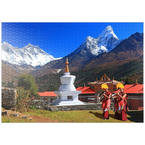 puzzleplate Mönche vor der Stupa in der buddhistischen Klosteranlage Tengpoche gegen Mount Everest (8848m), Nepal 1000 Puzzle