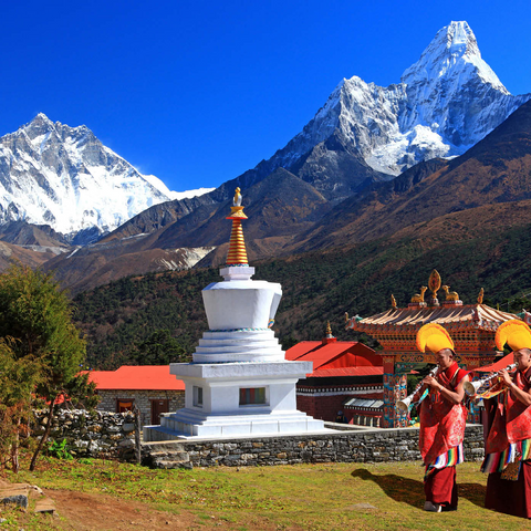 Mönche vor der Stupa in der buddhistischen Klosteranlage Tengpoche gegen Mount Everest (8848m), Nepal 1000 Puzzle 3D Modell