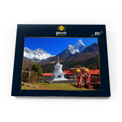 Mönche vor der Stupa in der buddhistischen Klosteranlage Tengpoche gegen Mount Everest (8848m), Nepal 100 Puzzle Schachtel Ansicht3