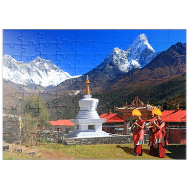 puzzleplate Mönche vor der Stupa in der buddhistischen Klosteranlage Tengpoche gegen Mount Everest (8848m), Nepal 100 Puzzle
