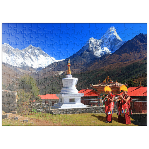 puzzleplate Mönche vor der Stupa in der buddhistischen Klosteranlage Tengpoche gegen Mount Everest (8848m), Nepal 200 Puzzle