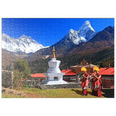 puzzleplate Mönche vor der Stupa in der buddhistischen Klosteranlage Tengpoche gegen Mount Everest (8848m), Nepal 500 Puzzle