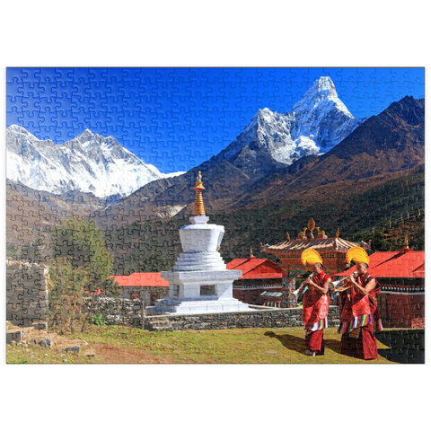 puzzleplate Mönche vor der Stupa in der buddhistischen Klosteranlage Tengpoche gegen Mount Everest (8848m), Nepal 500 Puzzle