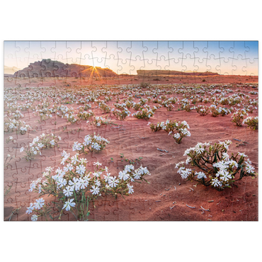 puzzleplate Die Wüste blüht, Blumen im Sand im Sonnenaufgang, Wadi Rum, Gouvernement Aqaba, Jordanien 200 Puzzle