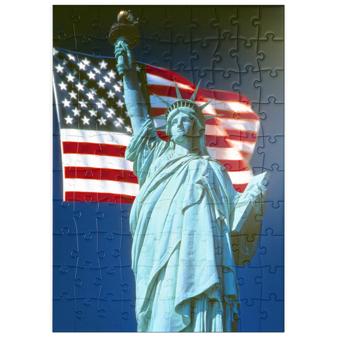 puzzleplate Freiheitsstatue mit Amerikanischen Flagge, Manhattan, New York City - USA 100 Puzzle