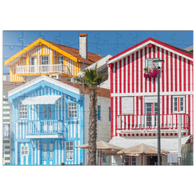 Darstellung des Puzzle Motivs Bunte Holzhäuser im Bade- und Fischerort Costa Nova an der Atlantikküste - Puzzleteile: 100