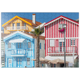 Darstellung des Puzzle Motivs Bunte Holzhäuser im Bade- und Fischerort Costa Nova an der Atlantikküste - Puzzleteile: 200