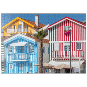 Darstellung des Puzzle-Motivs Bunte Holzhäuser im Bade- und Fischerort Costa Nova an der Atlantikküste – Puzzleteile: 500