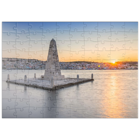 Darstellung des Puzzle Motivs Obelisk in der Bucht von Argostoli im Sonnenuntergang, Griechenland - Puzzleteile: 100