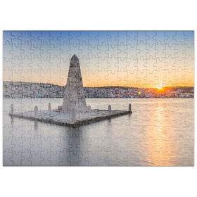 Darstellung des Puzzle Motivs Obelisk in der Bucht von Argostoli im Sonnenuntergang, Griechenland - Puzzleteile: 200