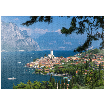 puzzleplate Blick nach Malcesine am Gardasee mit der Scaligerburg (14/15 Jh.), Provinz Verona, Venetien, Italien 1000 Puzzle